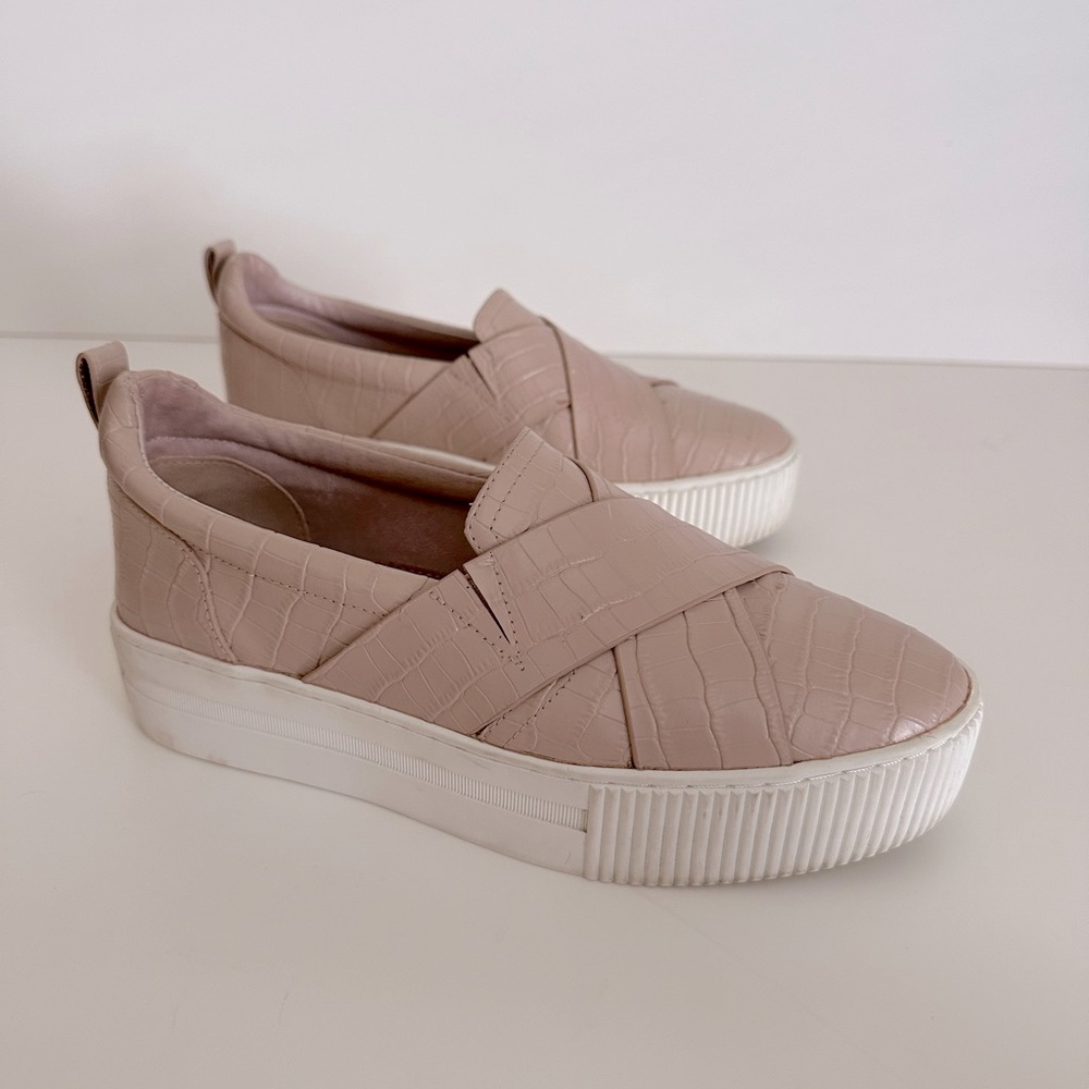 Halogen® Blakely Slip-On
Platform Sneaker
Size 6.5M
Leather Upper
Synthetic Sole